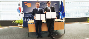 유럽의회조사처(EPRS)와 업무협약 체결 사진