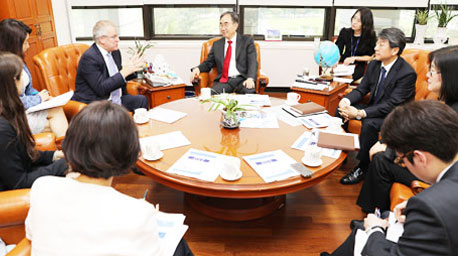 British Ambassador to South Korea Simon Smith Visits NARS